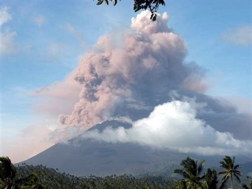 Aktifitas Gunung Lokon Meningkat Lagi