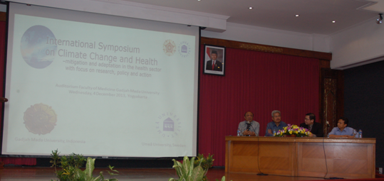 Dok. PKMK: (kiri ke kanan) Prof. Hari Kusnanto, Dr. PH, Prof.Laksono Trisnantoro, Ph.D, dr.Ngawi Ng, Ph.D, dr. Lutfan Lazuardi, Ph.D sesi2-iscc