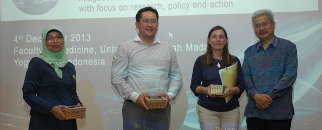 Dok. PKMK: Naraumber dan moderator (dari Kiri) dr. Arida Oetami, M.Kes, Christ B Ngantung, Lena Kroik, Prof.Laksono Trisnantoro, Ph.D sesi4