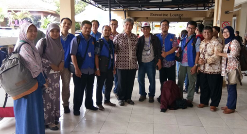 Doc. PKMK FK UGM: seluruh tim DIY Peduli Gempa Aceh di Bandara Yogyakarta