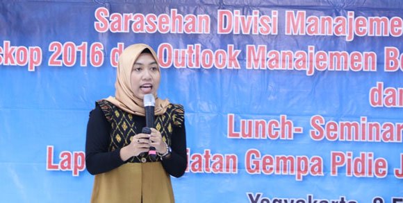 Dok. PKMK FK UGM. Pemaparan Kegiatan Divisi Manajemen Bencana oleh Madelina Ariani, SKM.,MPH. Dok. PKMK FK UGM. Pemaparan Kegiatan Divisi Manajemen Bencana oleh Madelina Ariani, SKM.,MPH.